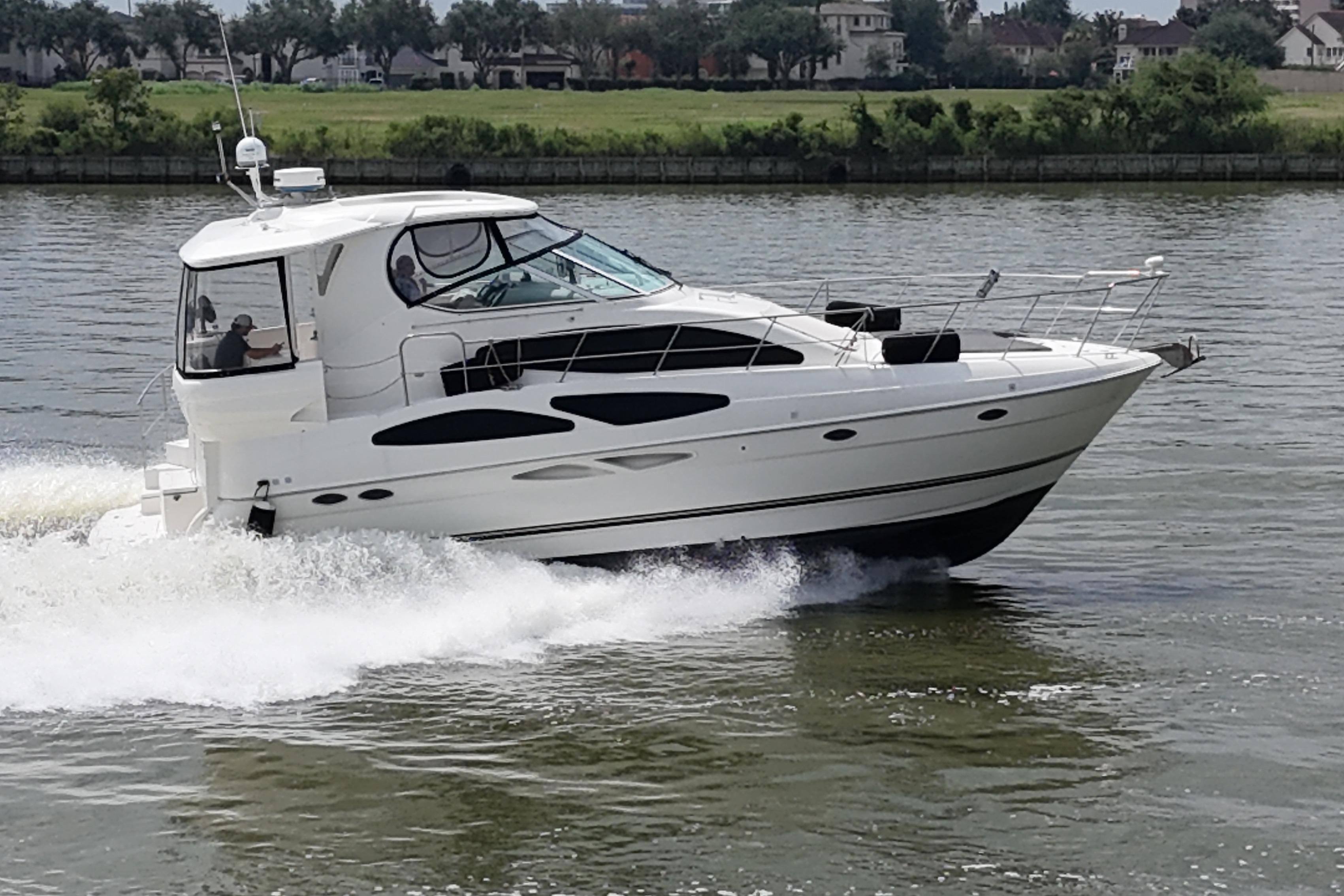 2004 Cruisers Yachts 405 Express Motoryacht