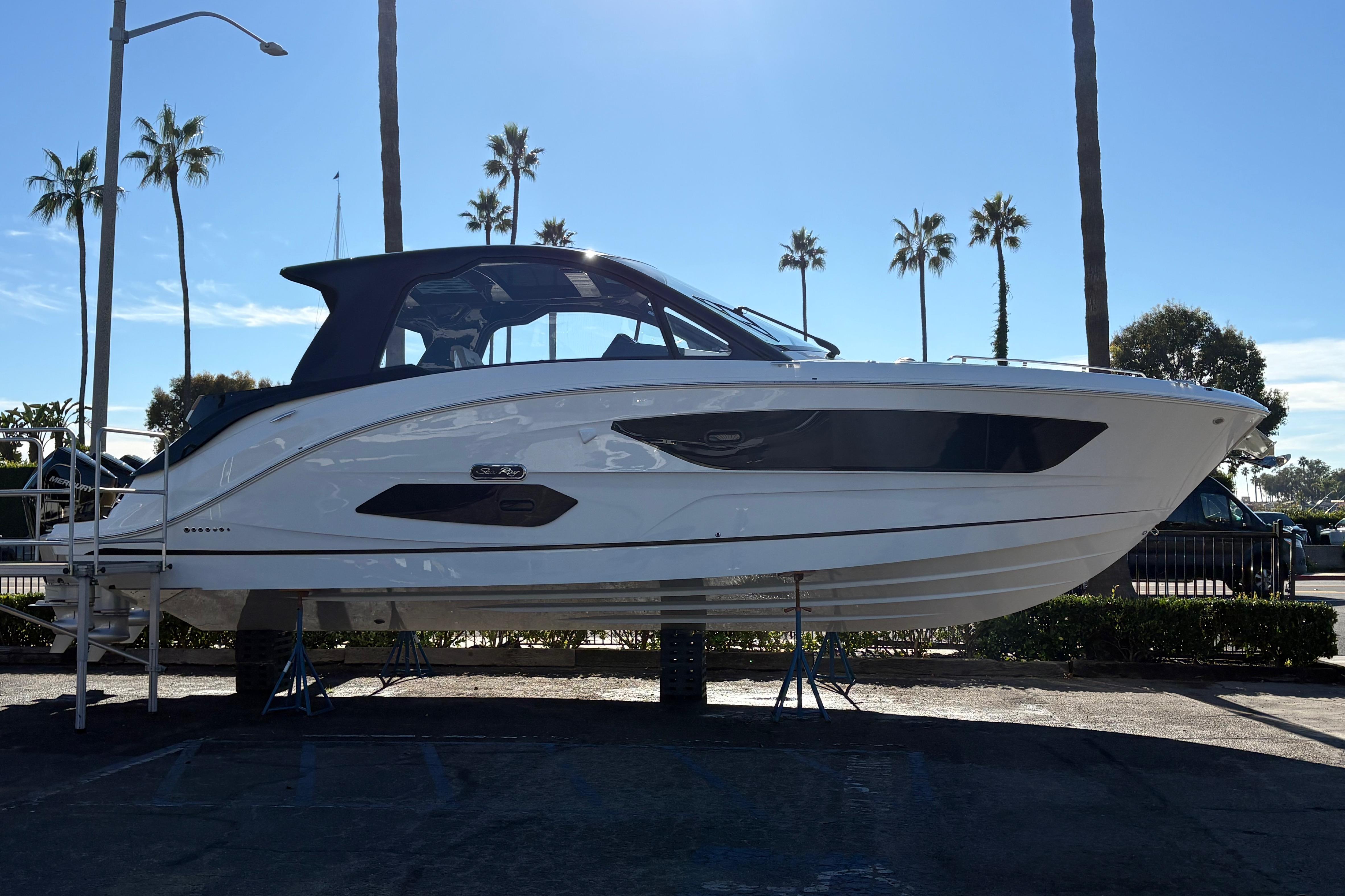 2026 Sea Ray Sundancer 370 Outboard