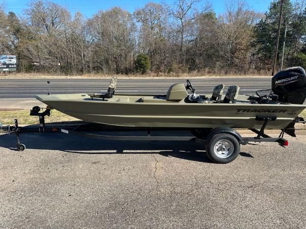 Tracker Grizzly 1754 SC 2024 Tracker Grizzly 1754 SC boat on trailer, side view, outdoors.