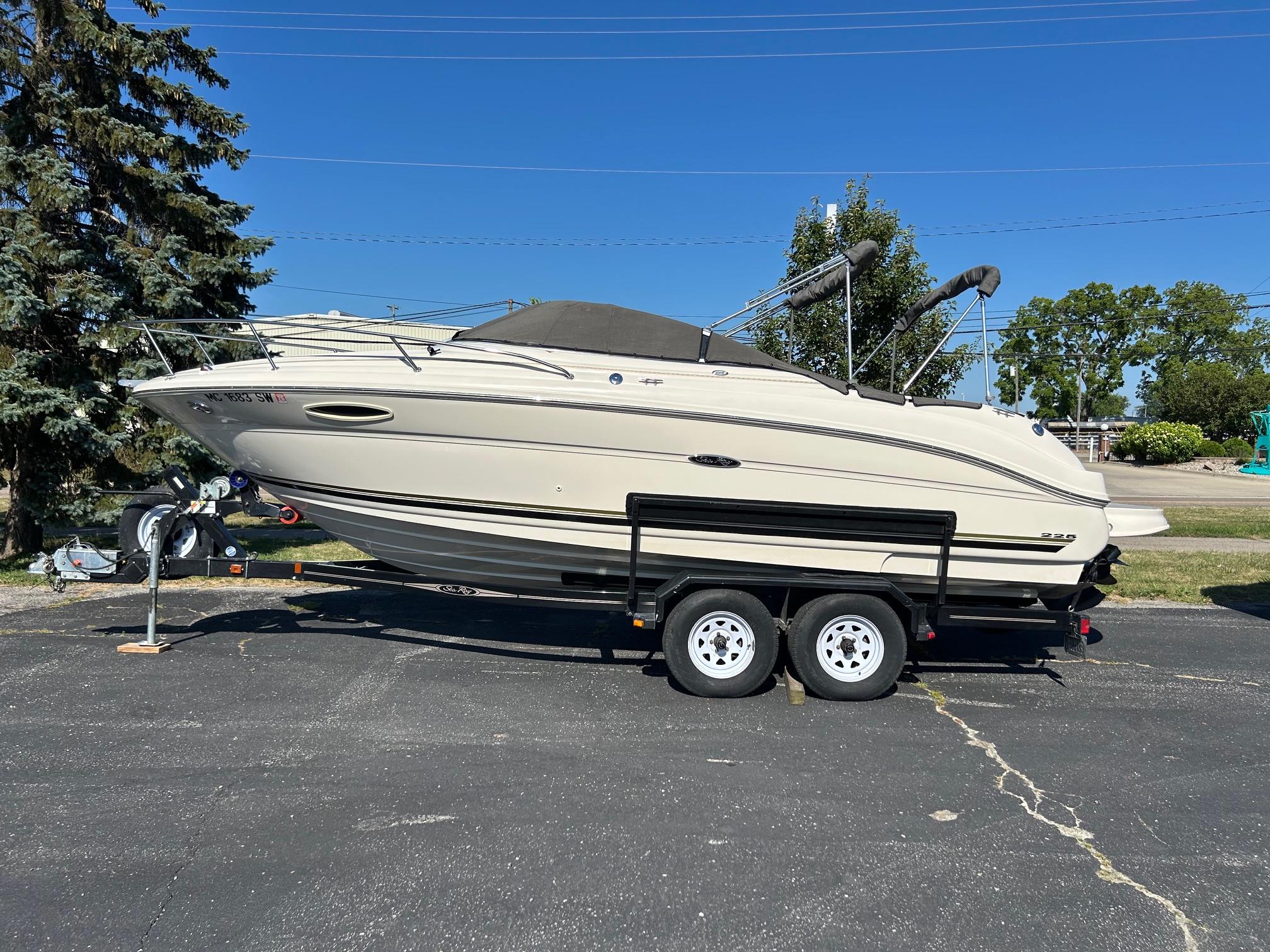 2004 Sea Ray 225 Weekender