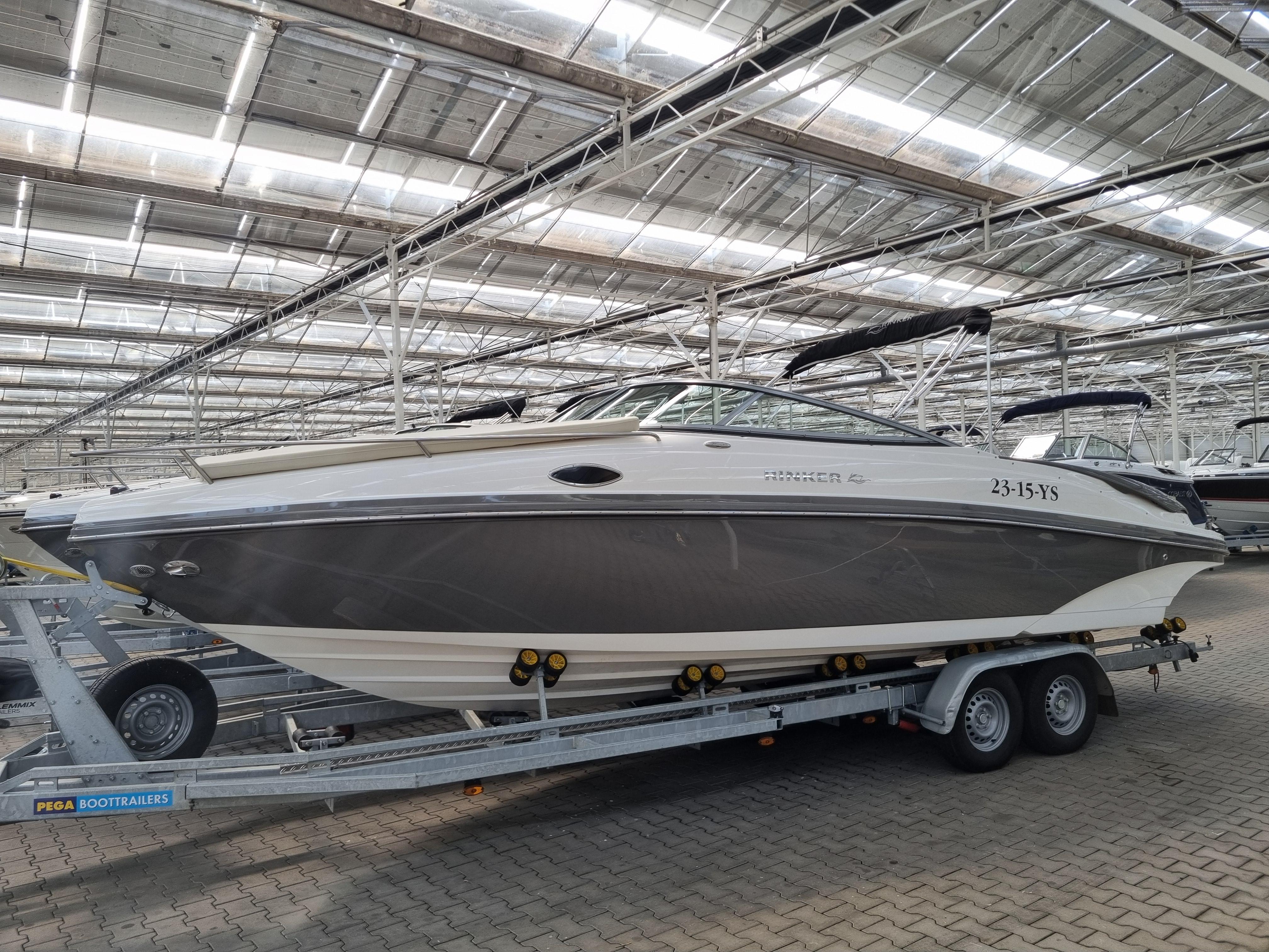 Rinker 246 Captiva 2012 Rinker 246 Captiva boat on trailer in indoor storage facility.