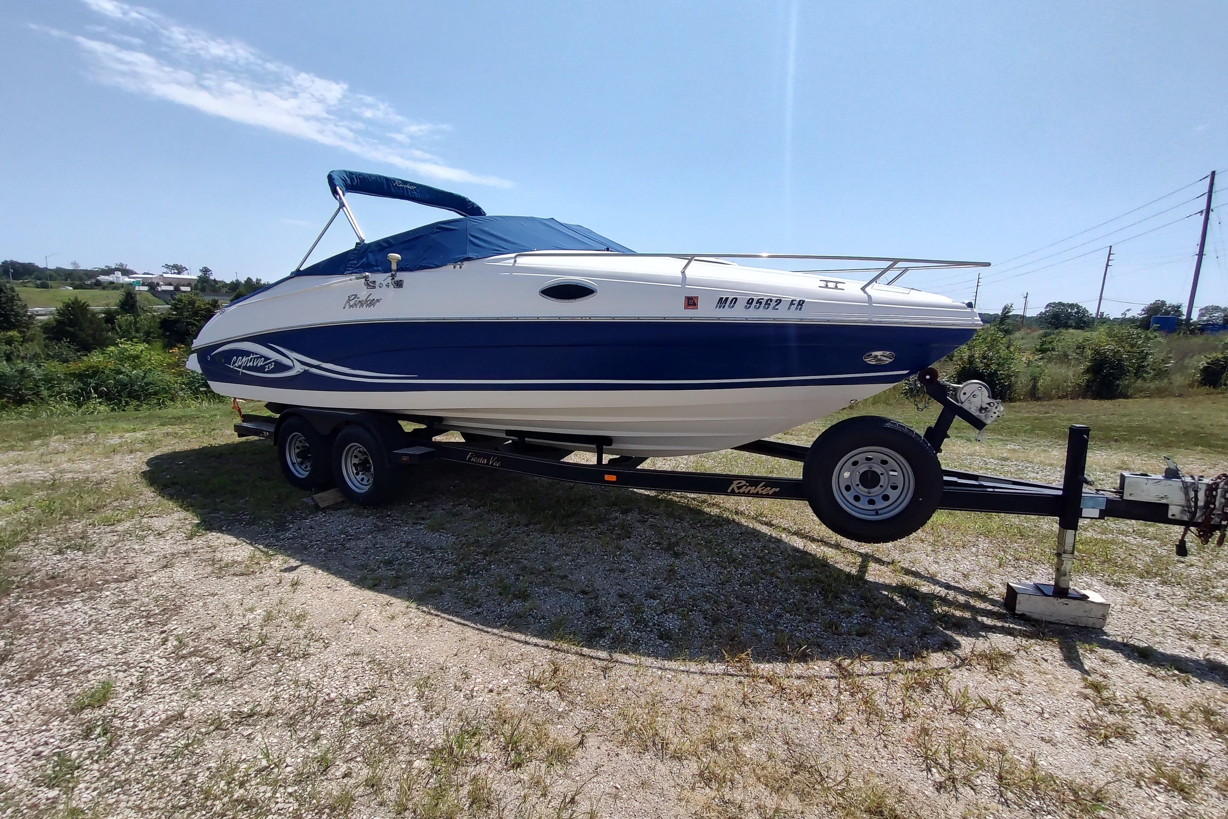 2005 Rinker 232 Captiva Cuddy
