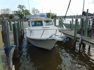 Parker 2520 XL Sport Cabin 2005 Parker 2520 Deep Vee Sport Cabin boat docked at a marina.