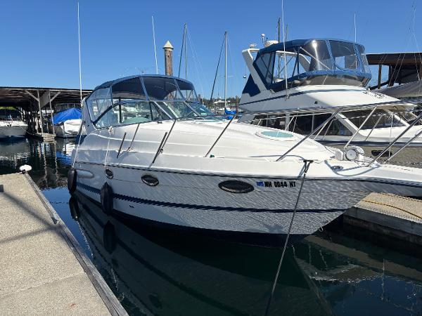 Maxum 2900 SCR 2004 Maxum 2900 SCR boat docked at marina under clear blue sky.