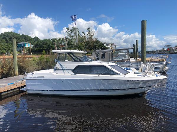 Bayliner 2452 Ciera Express 1998 Bayliner 2452 Ciera Express docked on a sunny day.