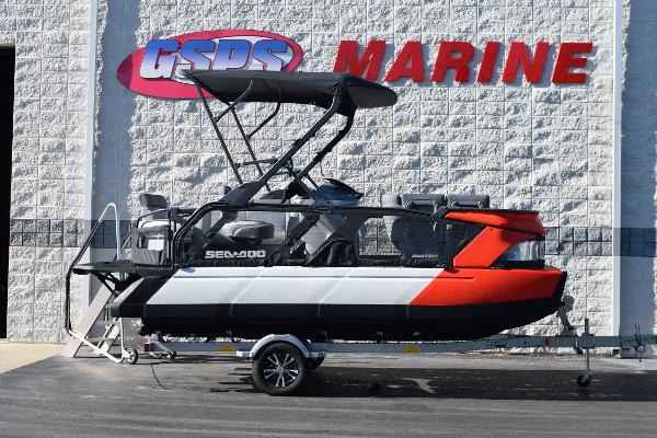 Sea-Doo Switch Cruise 18 2024 Sea-Doo Switch Cruise 18 pontoon boat on trailer at GSPS Marine dealership.