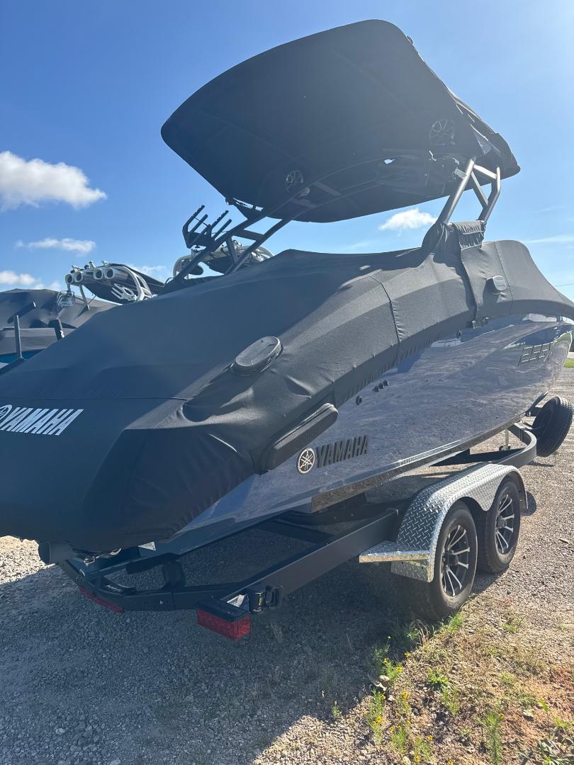 Yamaha Boats 255 XD 2024 Yamaha Boats 255 XD covered on a trailer under a clear blue sky.