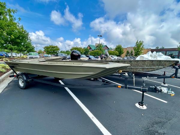 Tracker GRIZZLY 1860 Utility 2025 Tracker GRIZZLY 1860 Utility boat on trailer in parking lot.