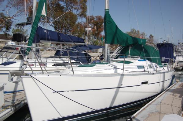 Beneteau 323 At the Dock