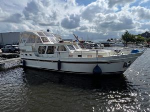 Babro kruiser 1050 1991 Babro Kruiser 1050 boat docked in a marina under a cloudy sky.