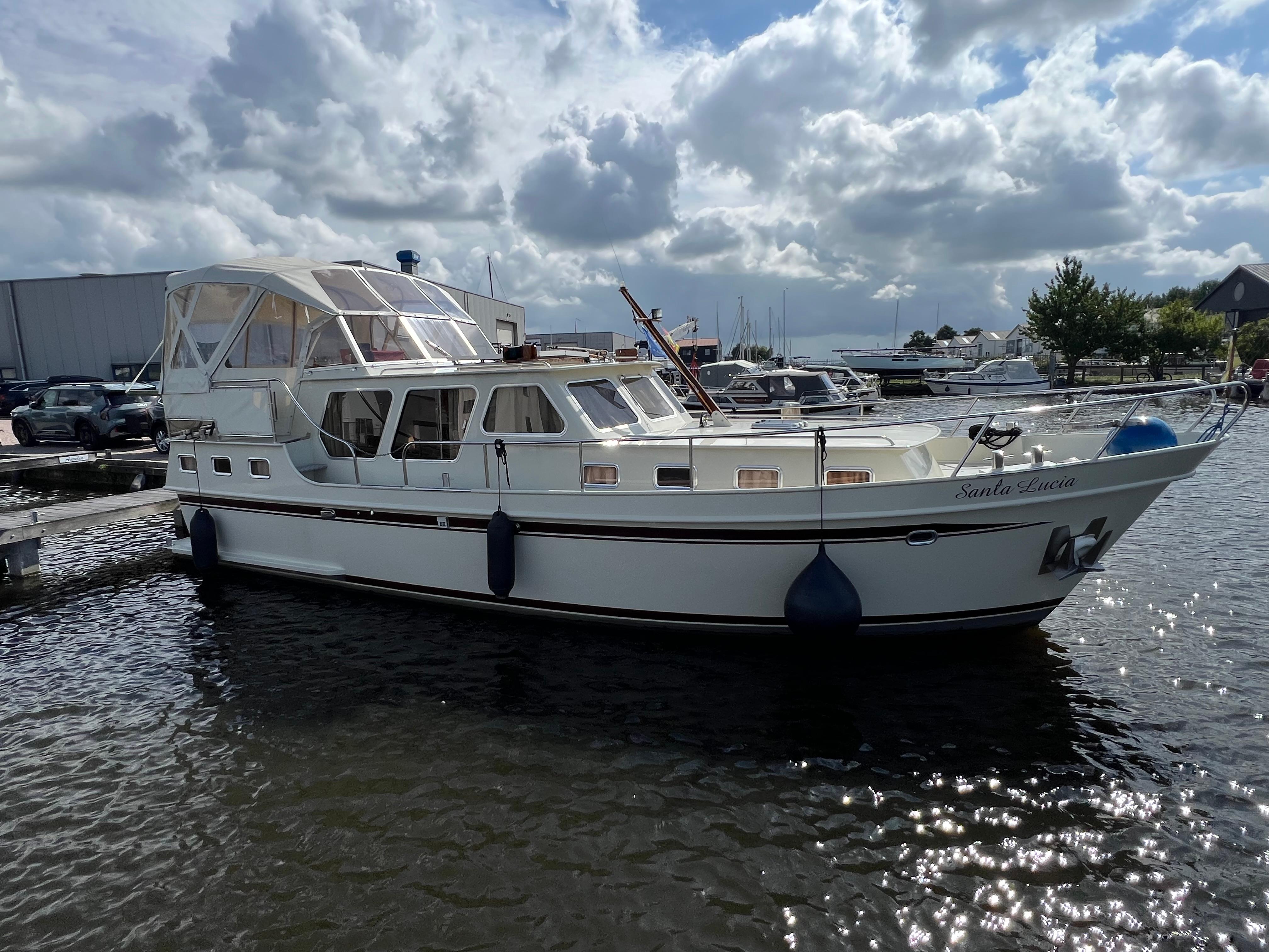 Babro kruiser 1050 1991 Babro Kruiser 1050 boat docked in a marina under a cloudy sky.