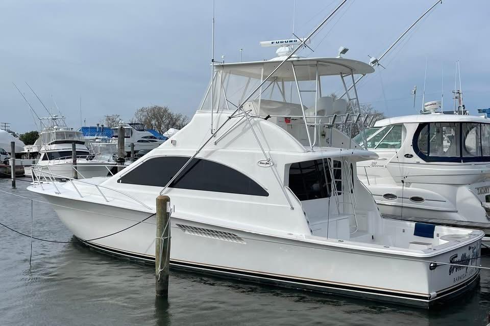 Ocean Yachts 46 Super Sport 2005 Ocean Yachts 46 Super Sport docked at marina, showcasing sleek design and fishing capabilities.