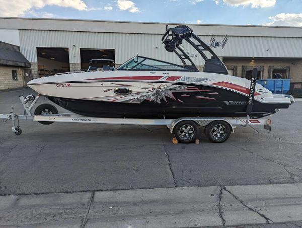 2019 Chaparral VRX2430