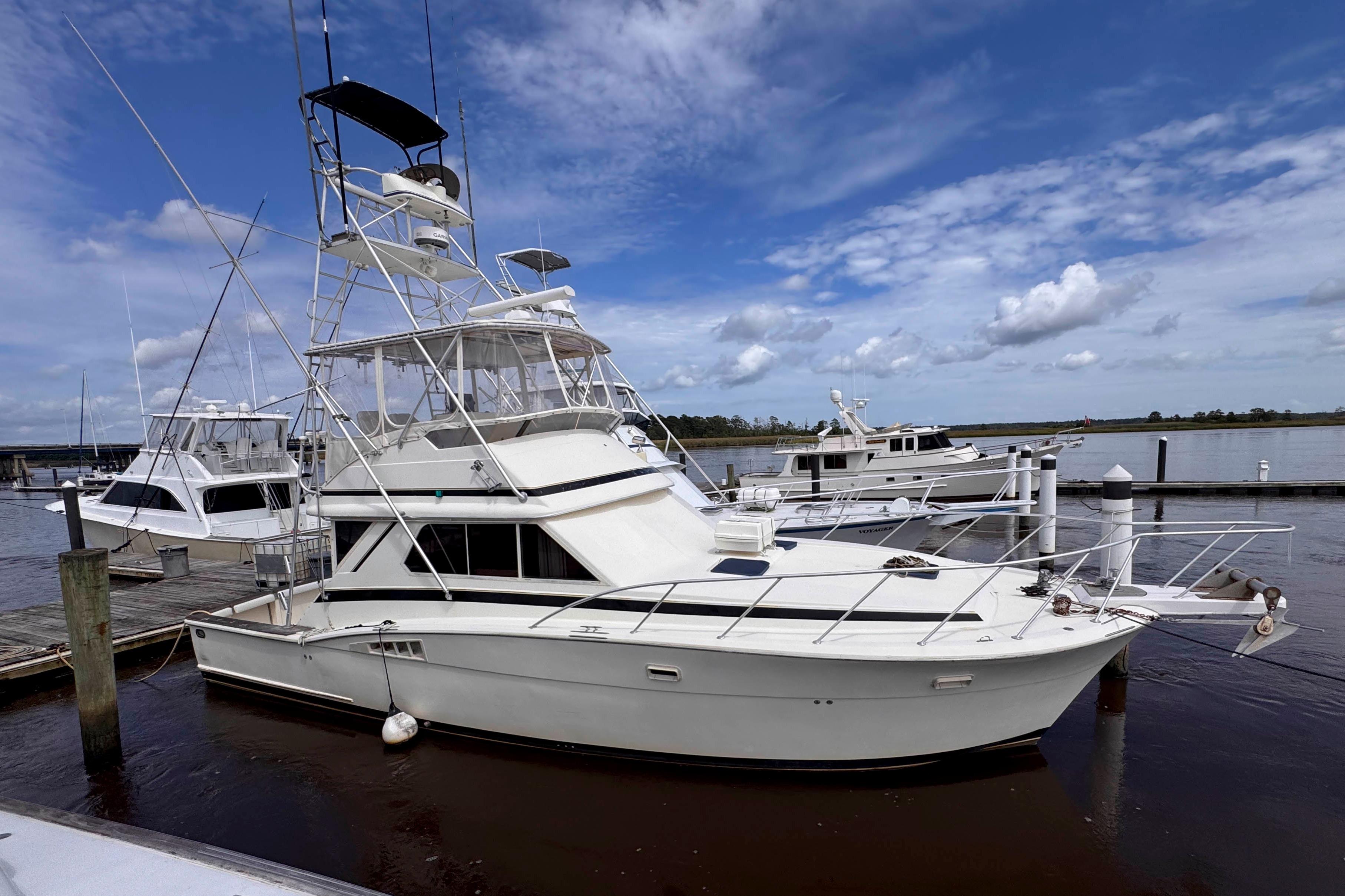 Chris-Craft 422 Commander 1987 Chris-Craft 422 Commander yacht docked at marina under blue sky.