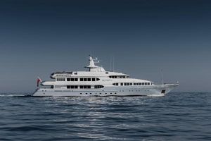 Feadship Displacement Luxury 1996 Feadship Displacement yacht cruising on calm ocean waters.