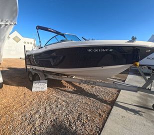 2023 Robalo R207 Dual Console