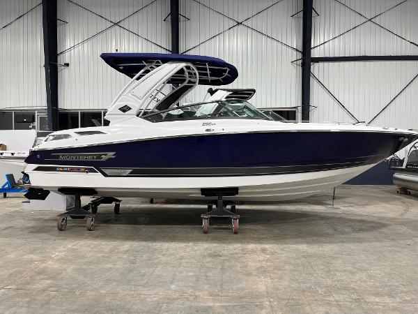Monterey 298 Super Sport 2023 Monterey 298 Super Sport boat in a showroom, side view.