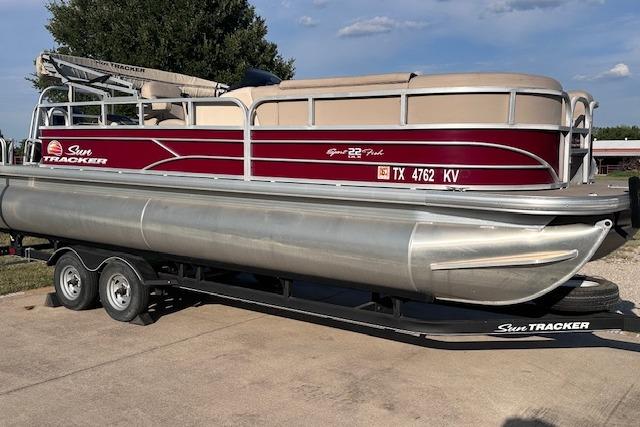2018 Sun Tracker SportFish 22 DLX