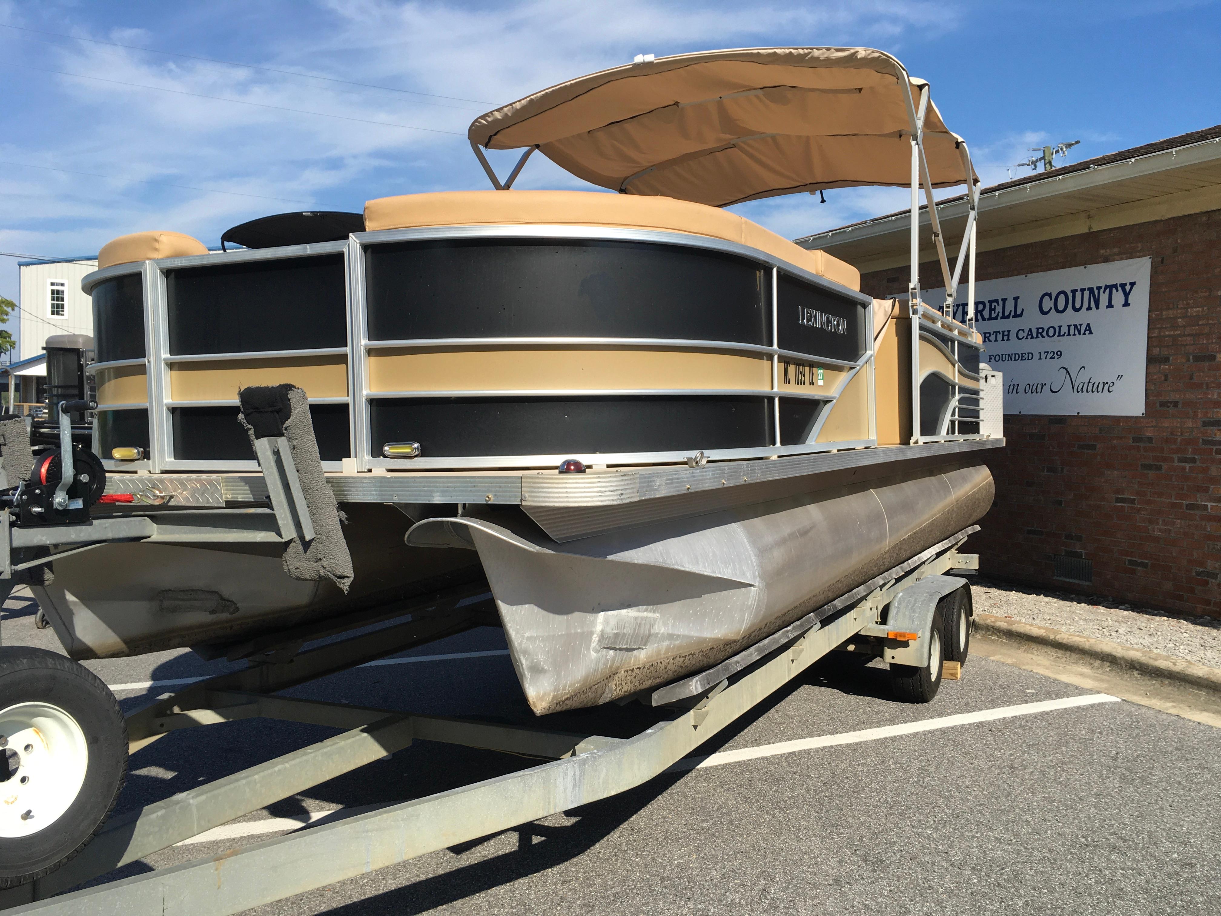 Avalon VISTA ELITE 22 2006 Avalon VISTA ELITE 22 pontoon boat on trailer, parked near a building.