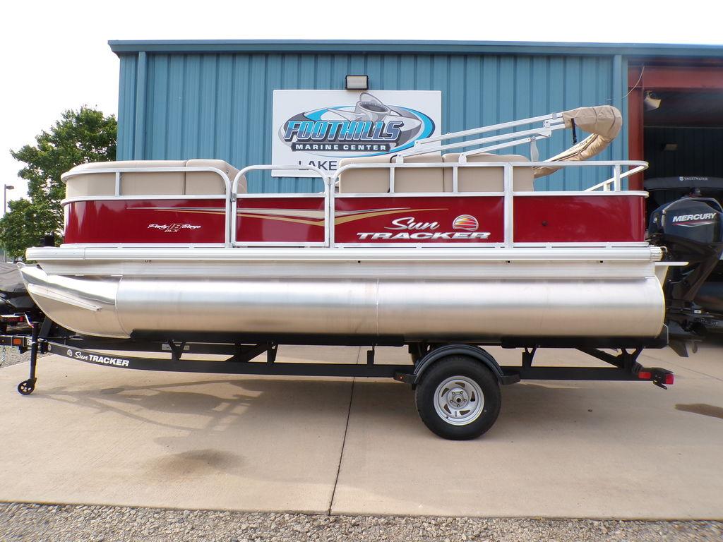2025 Sun Tracker Party Barge 18 DLX