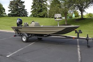Tracker Grizzly 1754 SC 2026 Tracker Grizzly 1754 SC boat on trailer in parking lot.