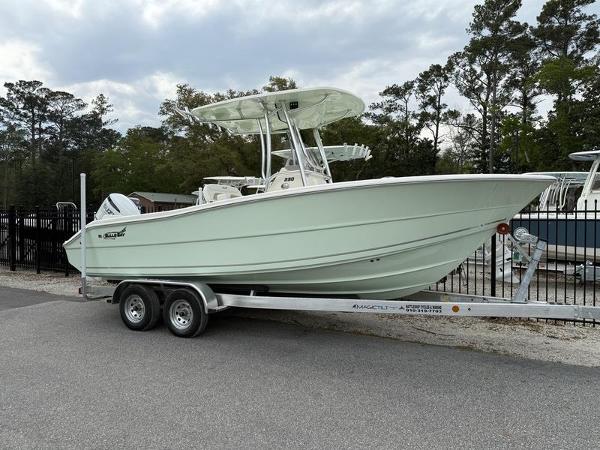 Bulls Bay 230 Center Console
