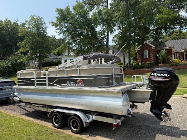 Sun Tracker Party Barge 20 DLX