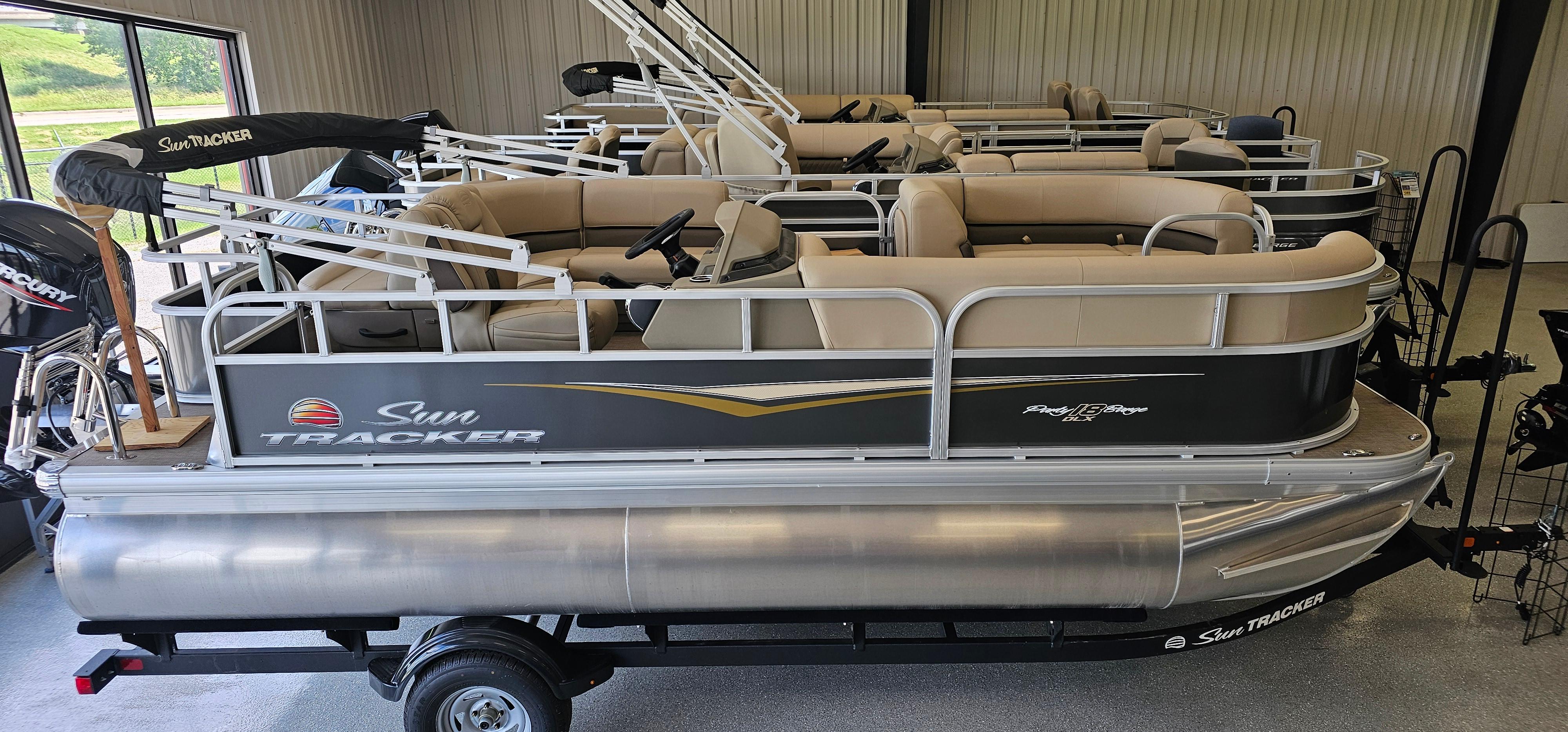 Sun Tracker Party Barge 18 DLX