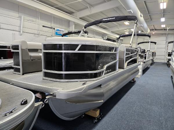 Princecraft Vectra 19 L 2025 Princecraft Vectra 19 L pontoon boat in showroom, featuring sleek design and modern amenities.