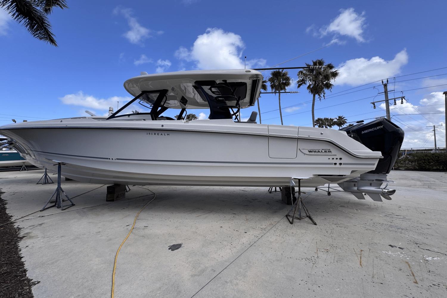 2025 Boston Whaler 350 Realm
