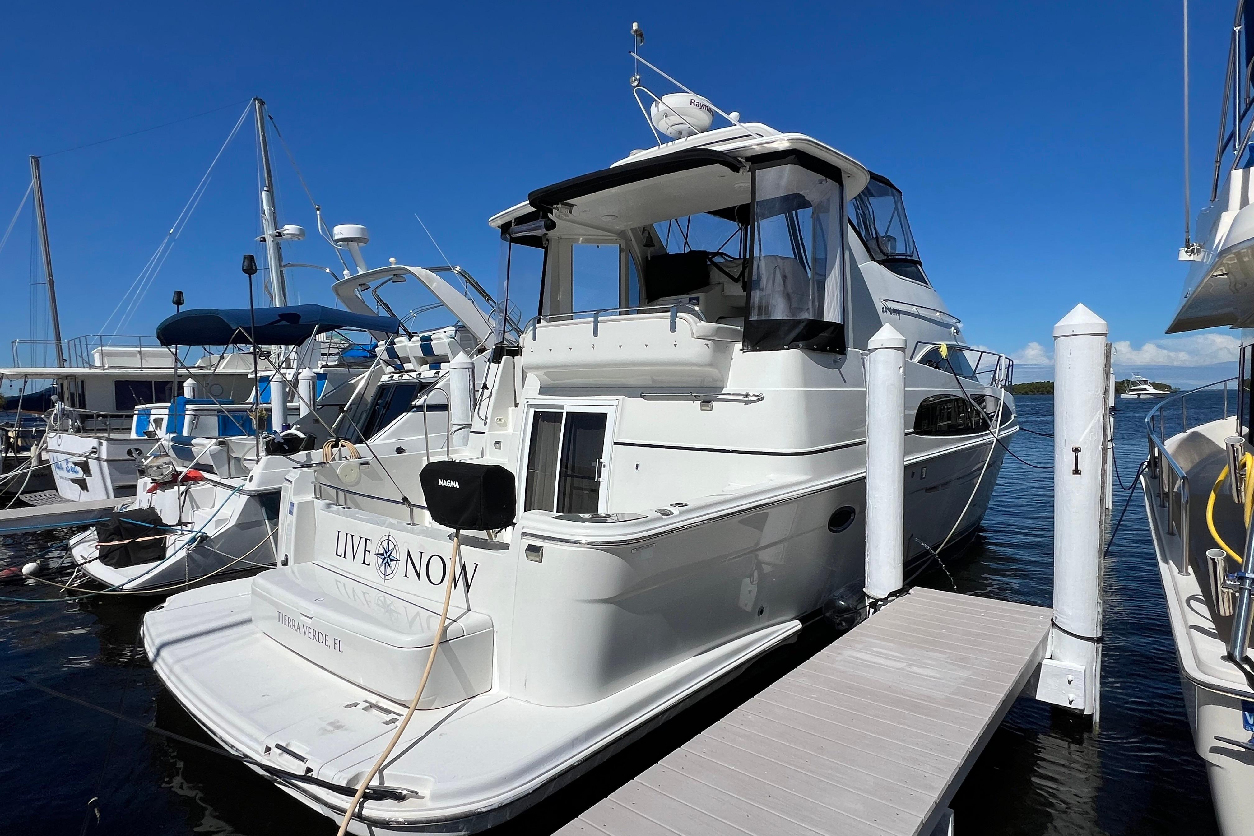 2006 Carver 444 Cockpit Motor Yacht