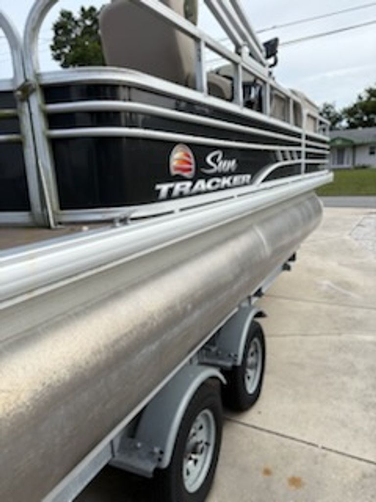 2021 Sun Tracker Fishin' Barge 20 DLX