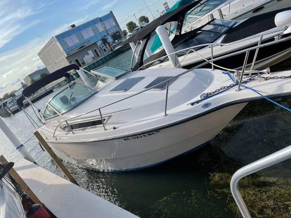 Chaparral 270 Signature 1998 Chaparral 270 Signature boat docked at a marina, featuring sleek design and white exterior.