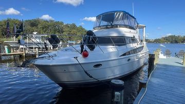 2004 Meridian 459 Cockpit Motoryacht