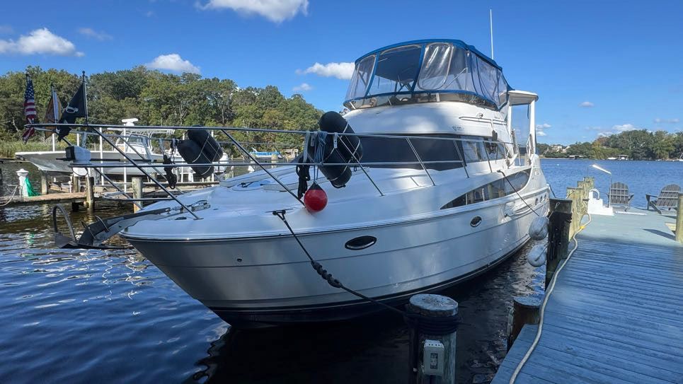 2004 Meridian 459 Cockpit Motoryacht