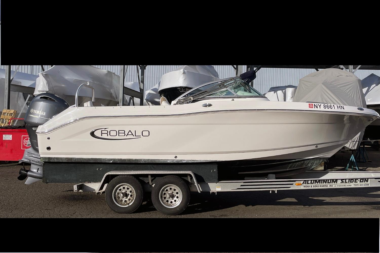 2022 Robalo R207 Dual Console