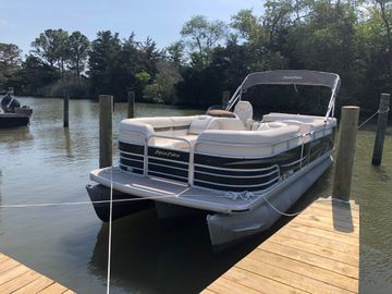 2010 Godfrey Aqua-Patio 2200 Sport Tritoon