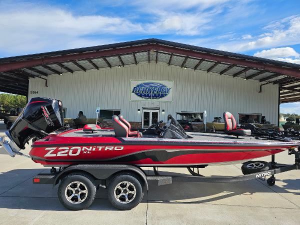 Nitro Z20 XL Pro 2025 Nitro Z20 XL Pro boat displayed outside dealership.