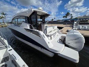 Four Winns V355 2020 Four Winns V355FX OB boat docked, featuring sleek design and Mercury outboard engine.