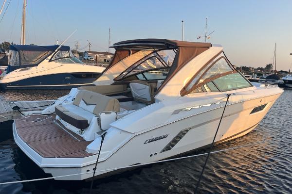 2016 Cruisers Yachts 338SS