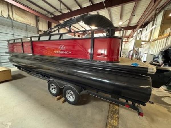 Regency 250 DL3 2023 Regency 250 DL3 pontoon boat in a warehouse setting.