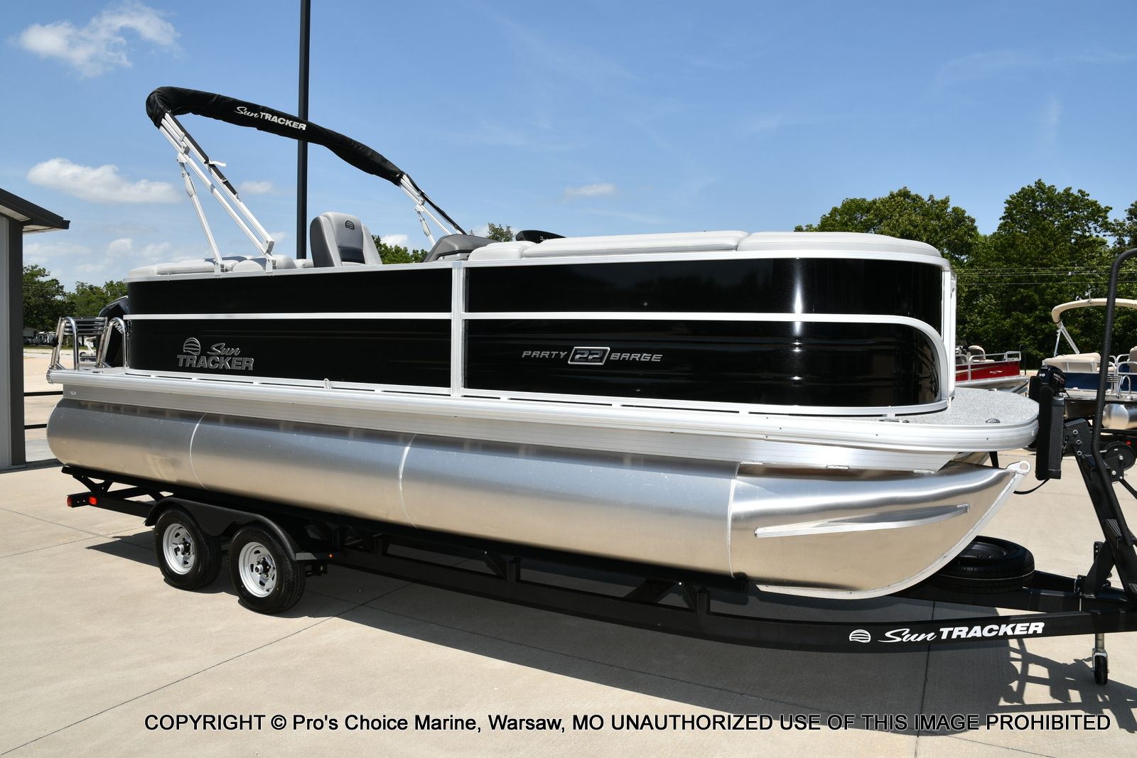 2026 Sun Tracker PARTY BARGE 22 XP3 w/200HP 4 Stroke