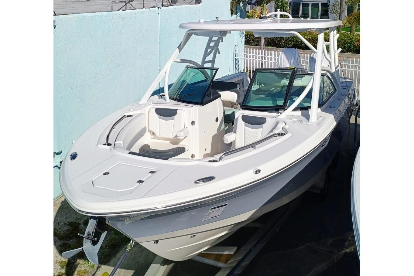 Robalo R317 Dual Console 2024 Robalo R317 Dual Console boat with sleek design and spacious seating.
