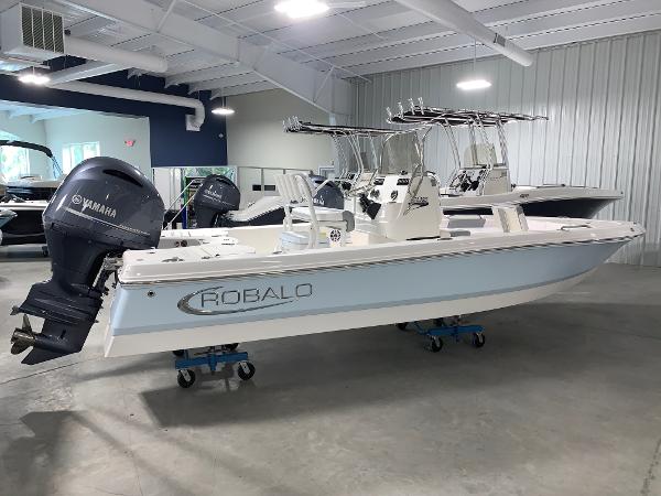 Robalo 206 Cayman 2024 Robalo 206 Cayman boat with Yamaha outboard motor in showroom.