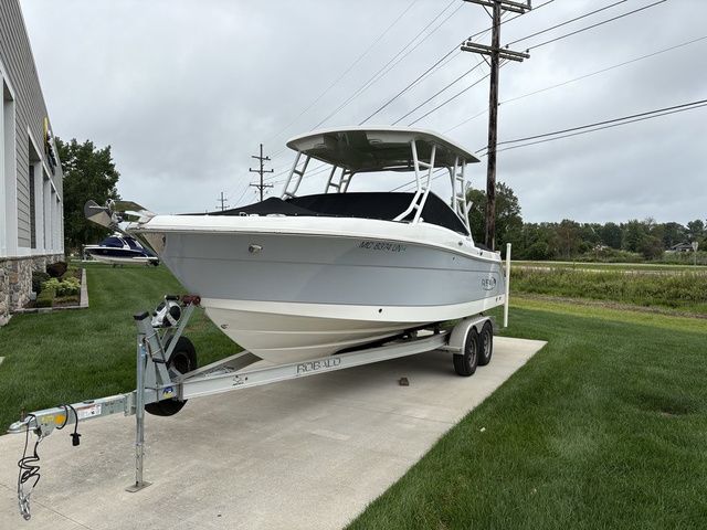 2021 Robalo R247 Dual Console