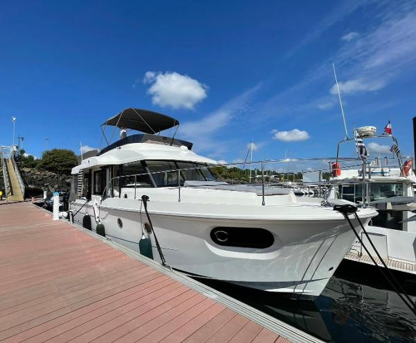 Beneteau Swift Trawler 41 Fly 2023 Beneteau Swift Trawler 41 Fly docked under clear blue sky.