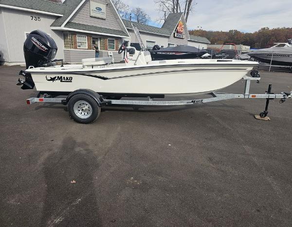 Mako Pro Skiff 15 CC 2025 Mako Pro Skiff 15 CC boat on trailer in dealership lot.