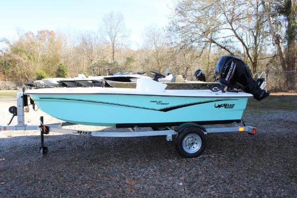 Mako Pro Skiff 13 CC 2024 Mako Pro Skiff 13 CC on trailer, side view, outdoors.