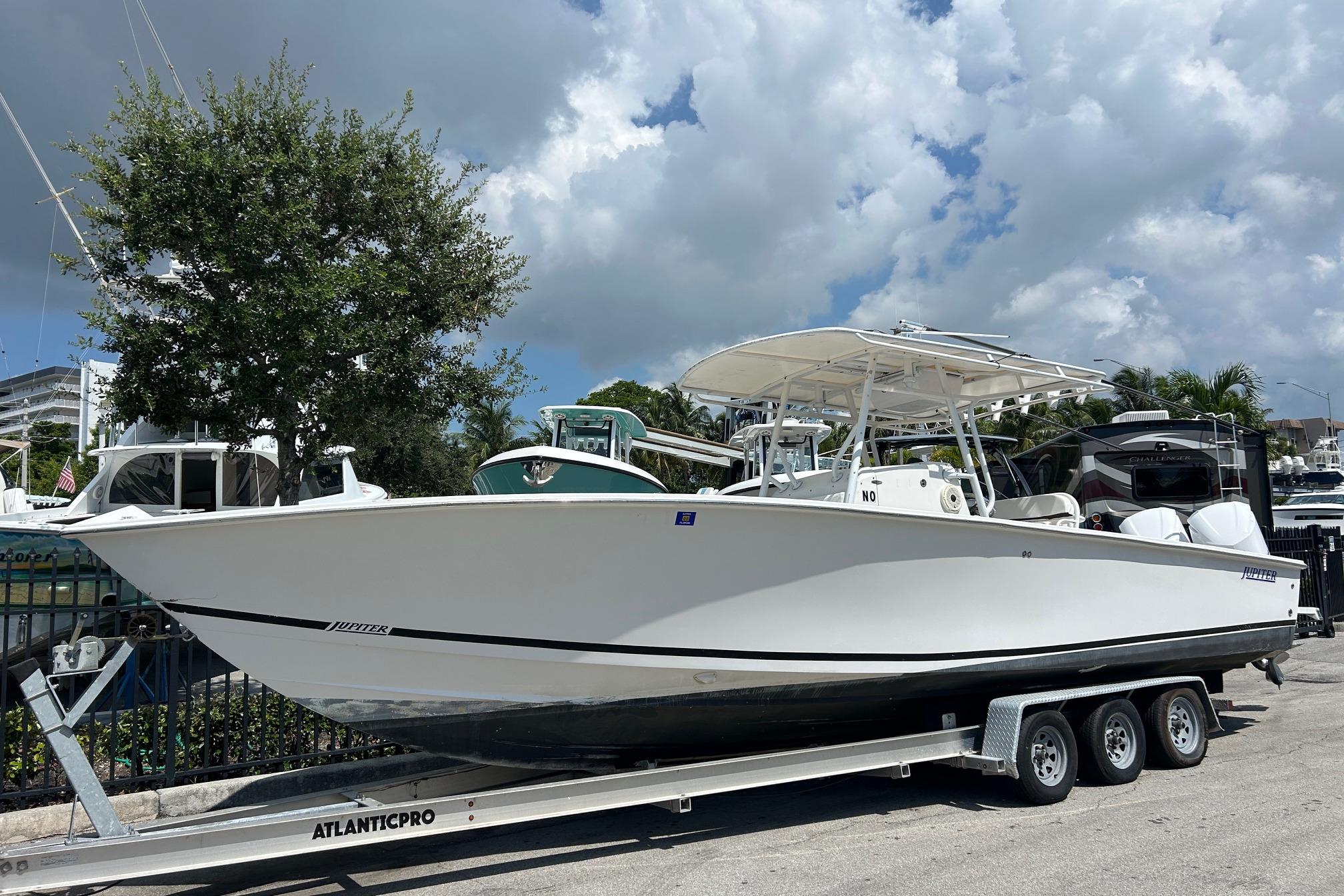 2004 Jupiter 31 Center Console