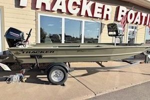 Tracker Grizzly 1654 T Sportsman 2026 Tracker Grizzly 1654 T Sportsman boat displayed outside Tracker Boats store.